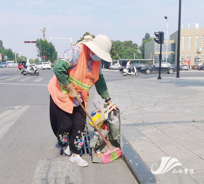 保洁职员顶高温遵照岗亭 用汗水擦亮都市(图1)