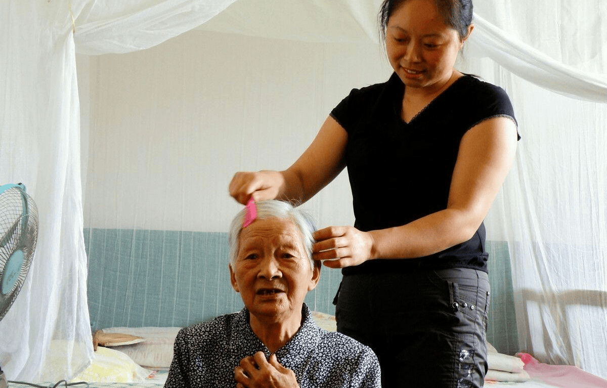 “现正在的只身白叟工什么都通行请保姆？”一位女保姆说出了实情(图1)